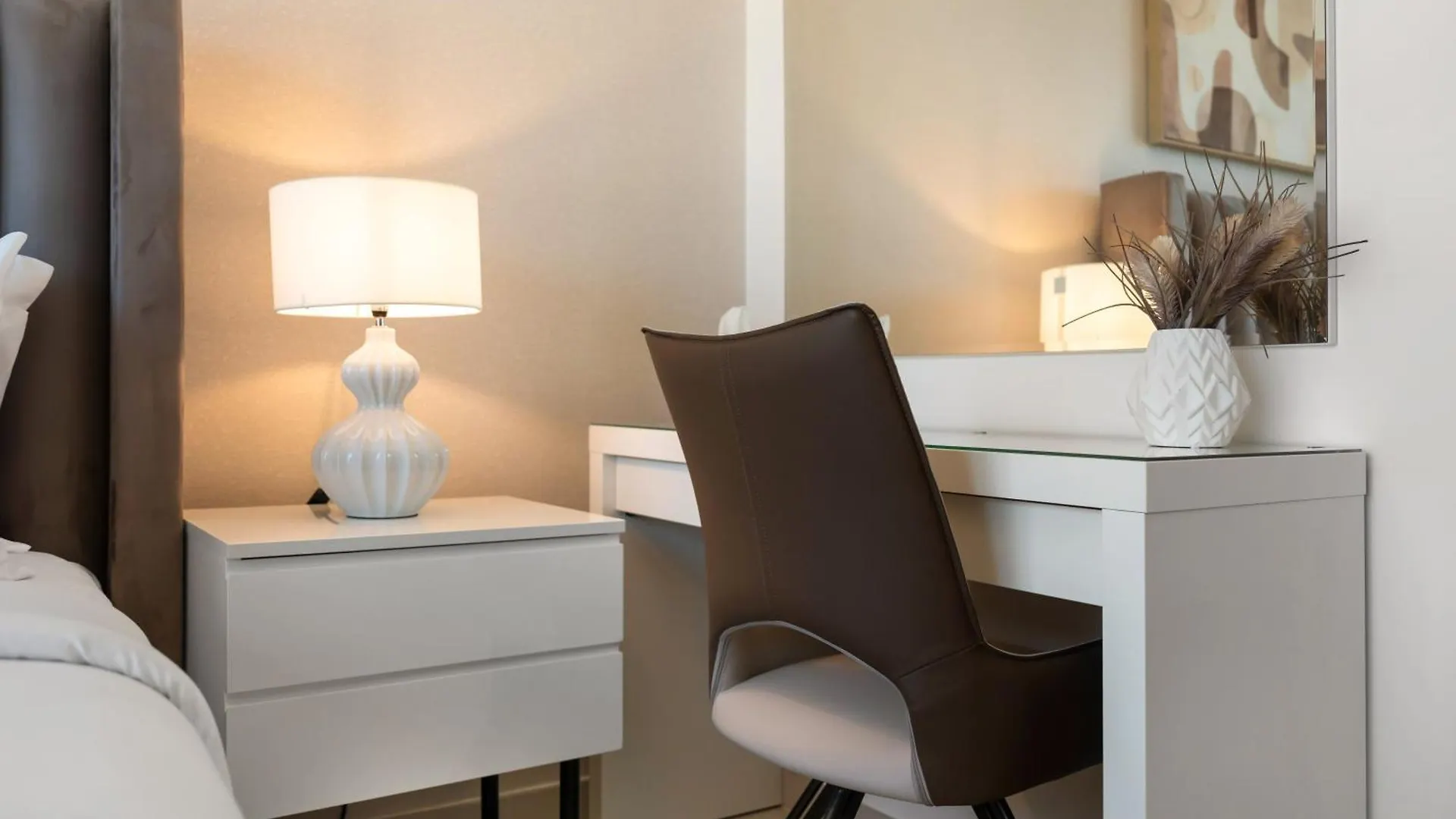 Smartstay At Burj Royale - Full Burj Khalifa View - Brand New Luxury Apartments Dubai